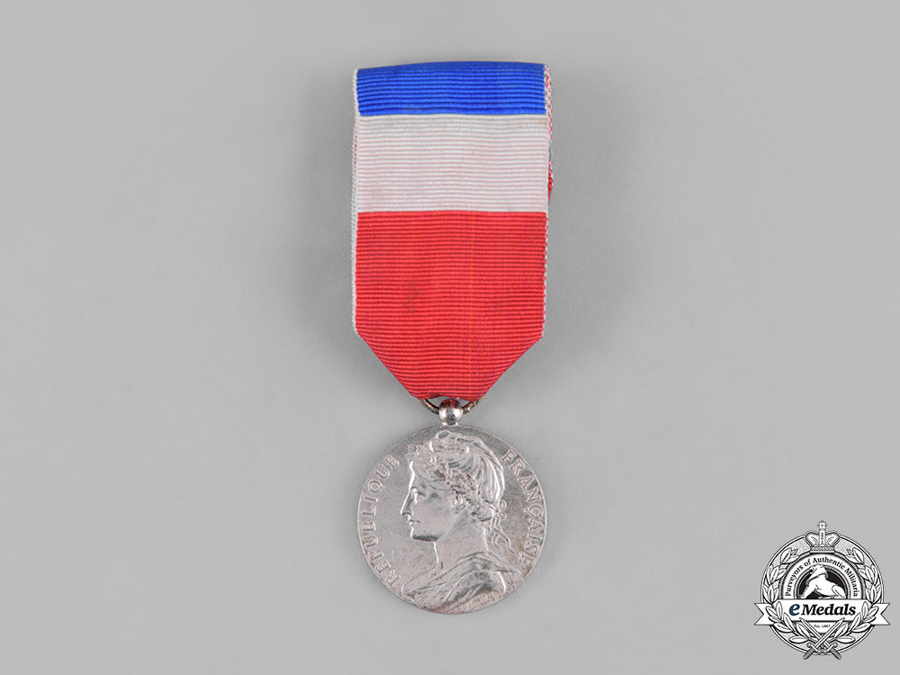 france,_v_republic._a_medal_of_honour_for_work,_ii_class_silver_grade_s19_0106
