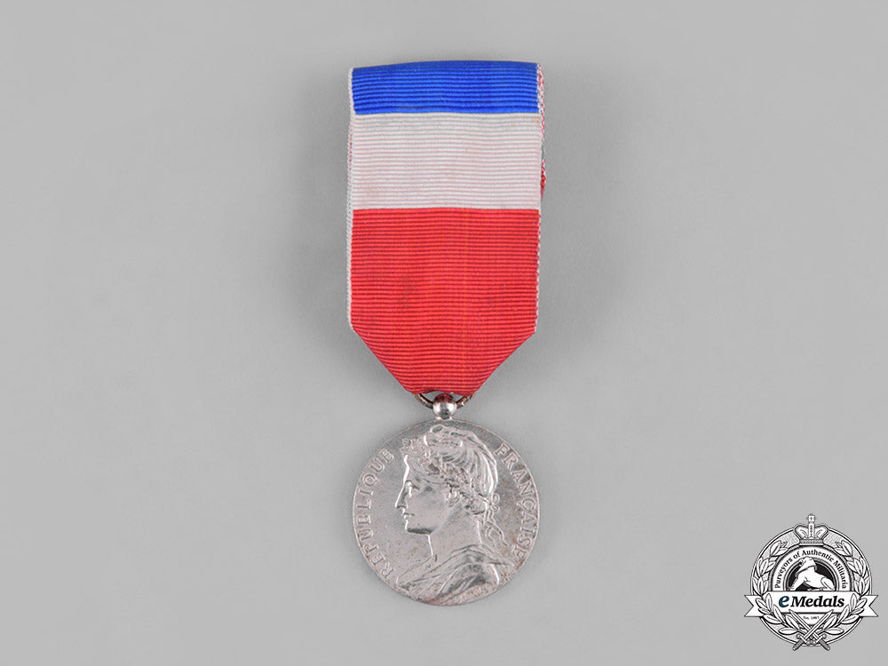 france,_v_republic._a_medal_of_honour_for_work,_ii_class_silver_grade_s19_0106