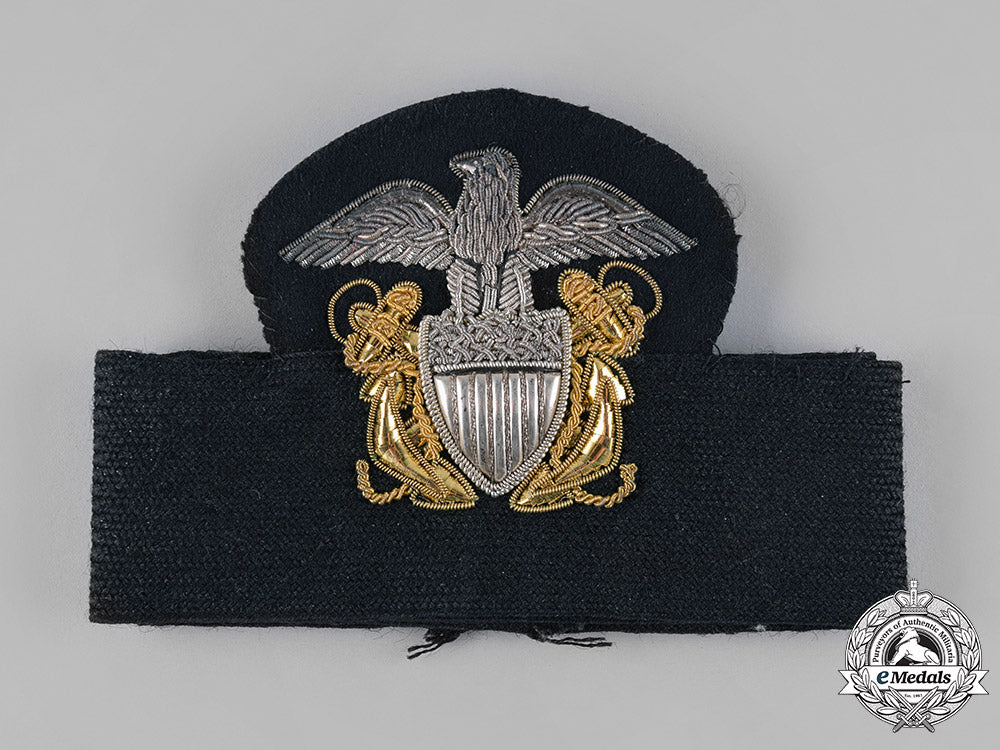 united_states._a_navy_cap_badge_and_three_shoulder_boards_s19_0192_1_1