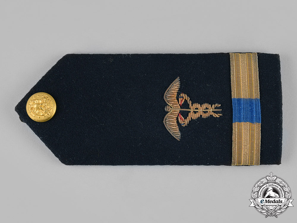 united_states._a_navy_cap_badge_and_three_shoulder_boards_s19_0195_1_1