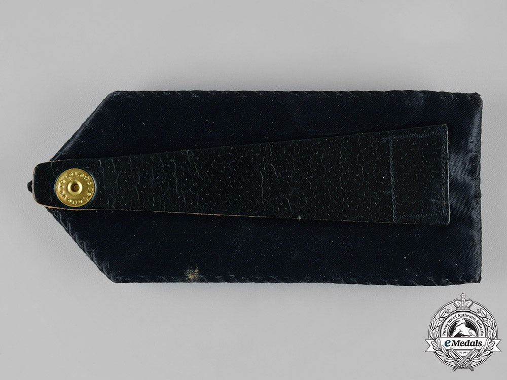 united_states._a_navy_cap_badge_and_three_shoulder_boards_s19_0196_1_1