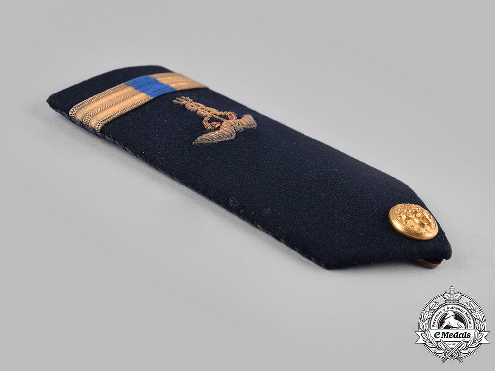 united_states._a_navy_cap_badge_and_three_shoulder_boards_s19_0197_1_1