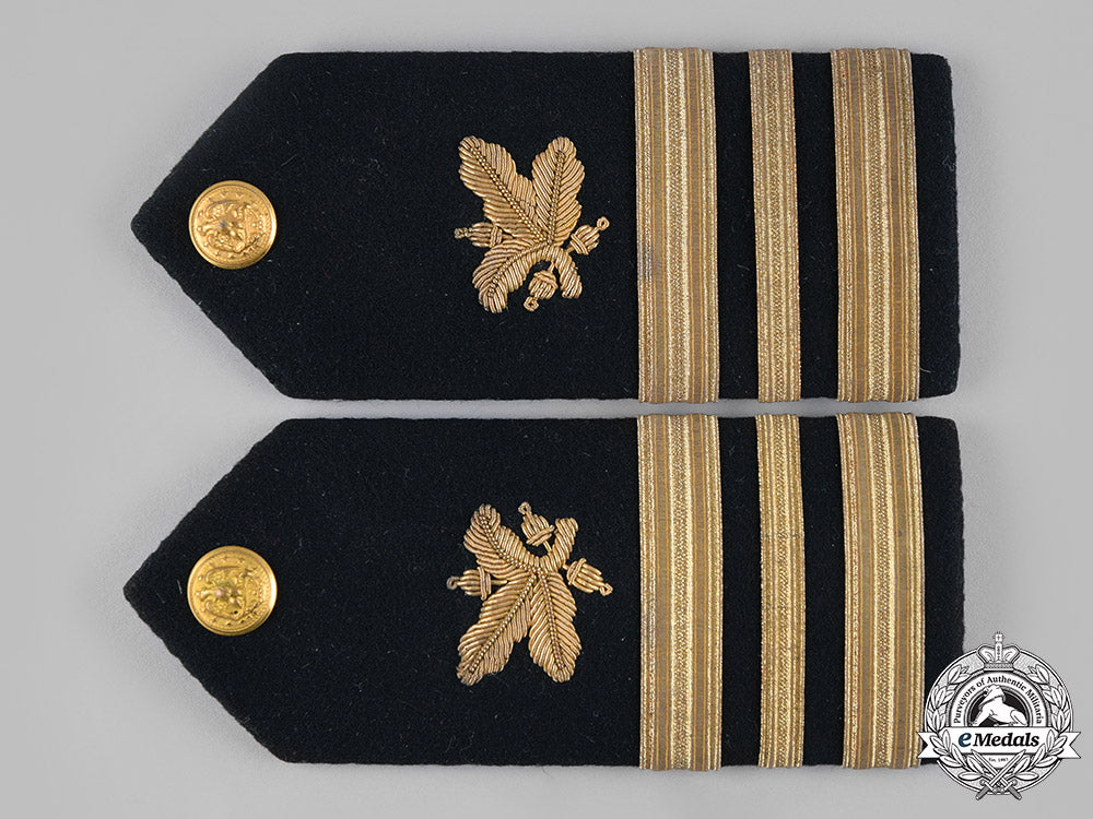 united_states._a_navy_cap_badge_and_three_shoulder_boards_s19_0198_1_1