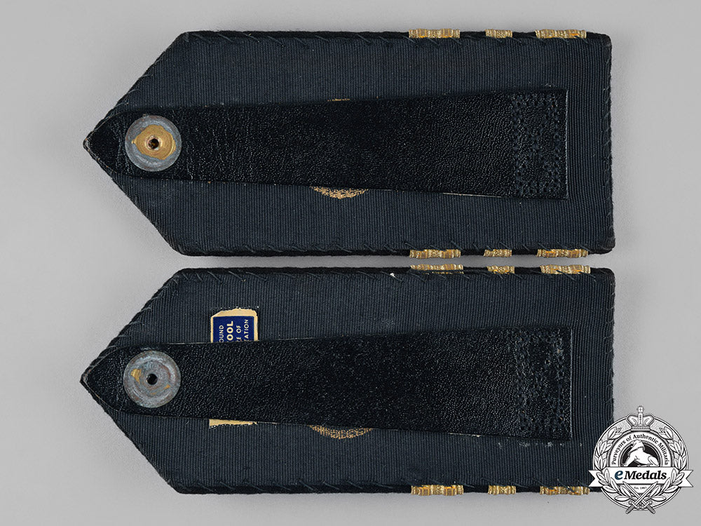 united_states._a_navy_cap_badge_and_three_shoulder_boards_s19_0199_1_1