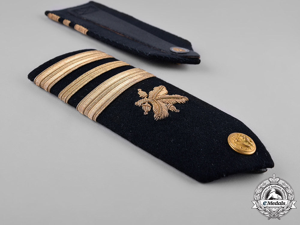united_states._a_navy_cap_badge_and_three_shoulder_boards_s19_0200_1_1
