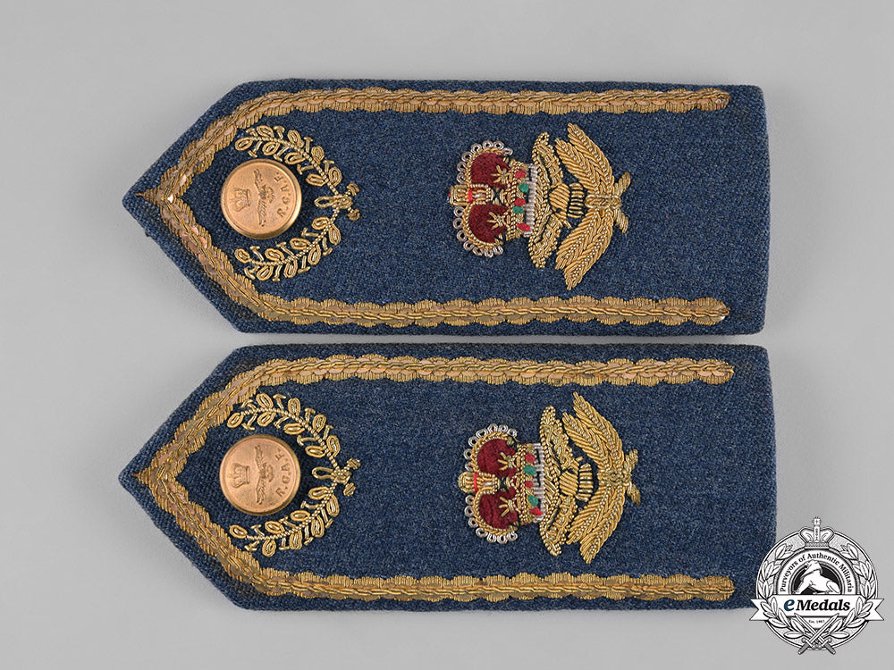 canada._two_sets_of_uniform_insignia_s19_0247