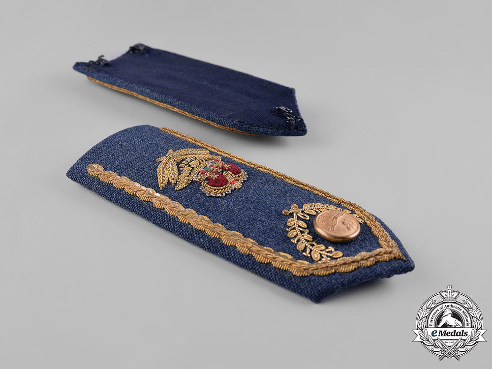 canada._two_sets_of_uniform_insignia_s19_0249