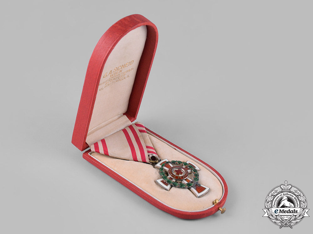 austria,_empire._an_honour_decoration_of_the_red_cross,_ii_class_with_war_decoration_s19_0401