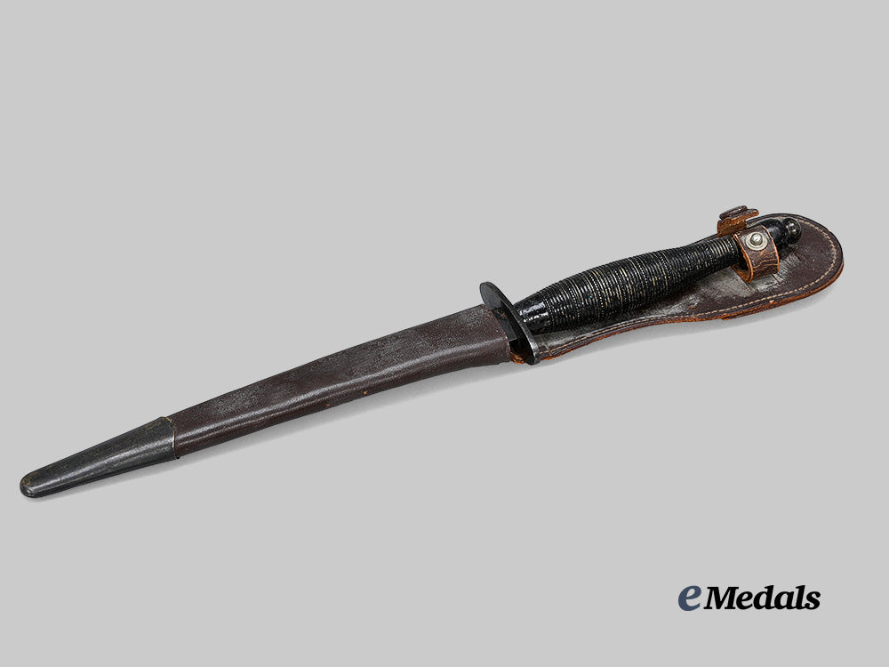 united_kingdom._a_fairbairn-_sykes_fighting_knife,_beaded_and_ringed_model,_broad_arrow_export_example_e_medals__g_b8633_2