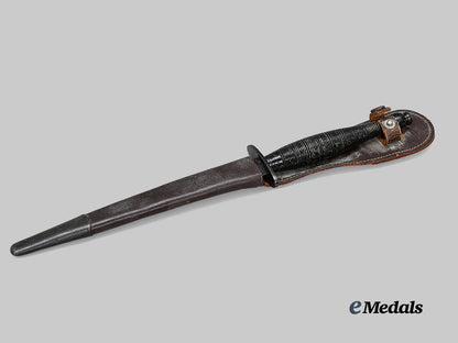united_kingdom._a_fairbairn-_sykes_fighting_knife,_beaded_and_ringed_model,_broad_arrow_export_example_e_medals__g_b8633_2