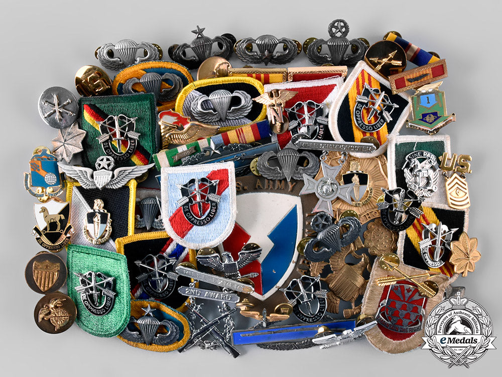 united_states._a_lot_of_fifty-_four_army_and_marine_corps_badges_and_insignia_sst_007_lo_001