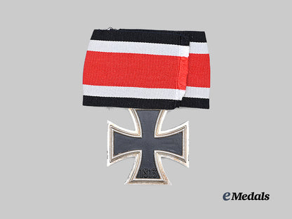 germany,_federal_republic._a_knight’s_cross_of_the_iron_cross_with_oak_leaves,1957_version_by_rudolf_souval,_c.1970_e_medals__g62640_4