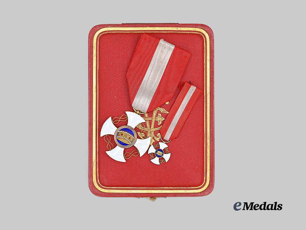 italy,_kingdom._an_order_of_the_crown_of_italy,_knight_cross,_in_gold,_by_cravanzola_e_medals__m0625-99_5