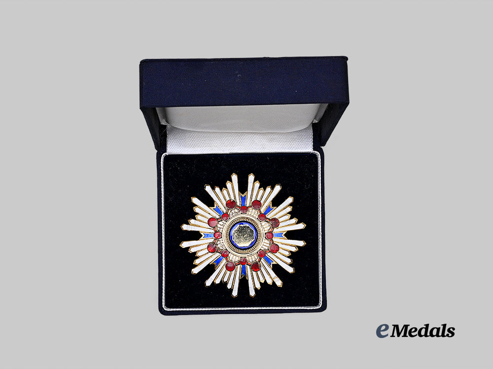 japan,_empire._an_order_of_the_sacred_treasure,_i_i_class_star,_in_case_e_medals__m0625-137_3