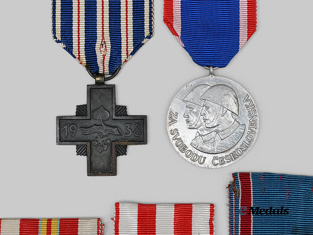 czechoslovakia,_i_republic._a_lot_of_five_decorations_e_medals__m0625-109_4