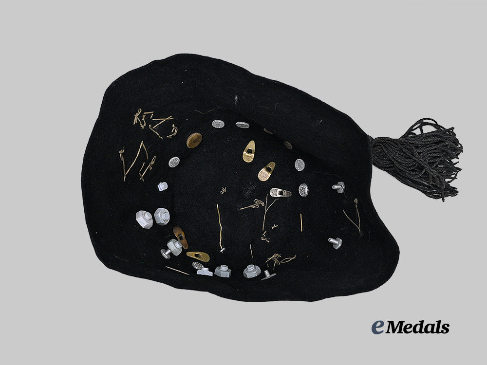 italy,_fascist_state._a_youth_g_i_l_fez_with_badges_and_pins_e_medals__e_u24899_6