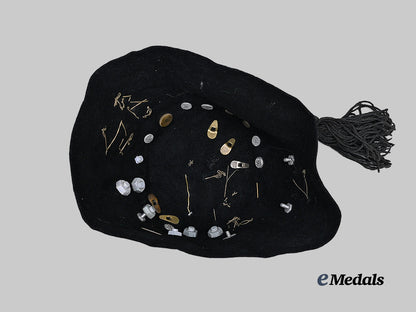 italy,_fascist_state._a_youth_g_i_l_fez_with_badges_and_pins_e_medals__e_u24899_6