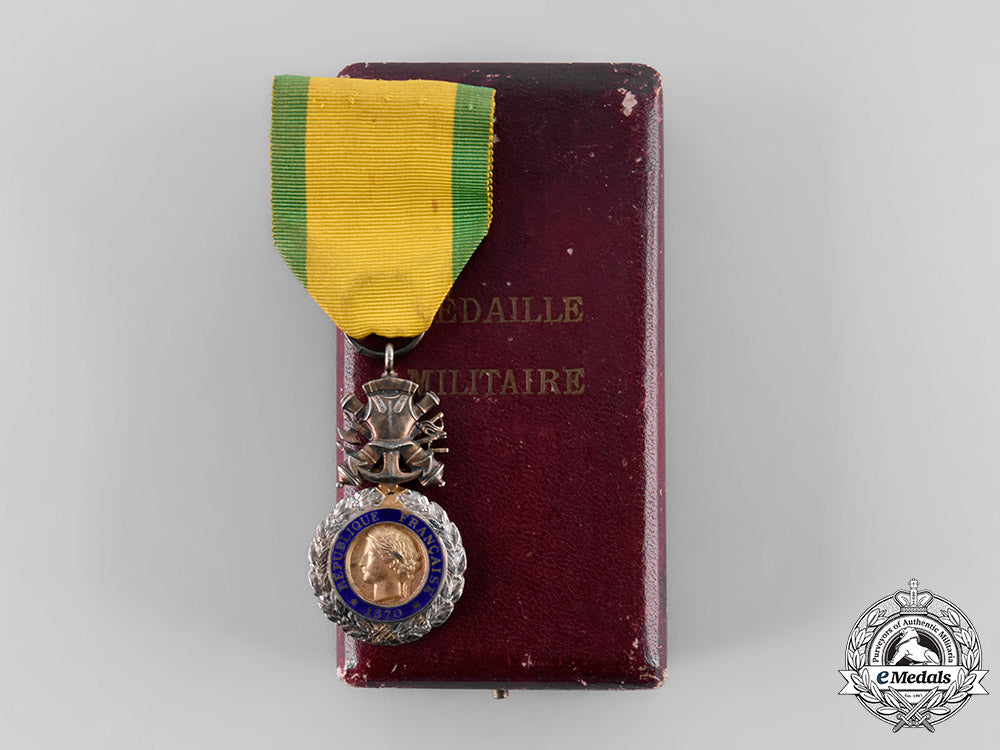 france,_iii_republic._a_military_medal,_type_iii_with_uniface_trophy-_of-_arms,_c.1918_tray16_4_lo_018
