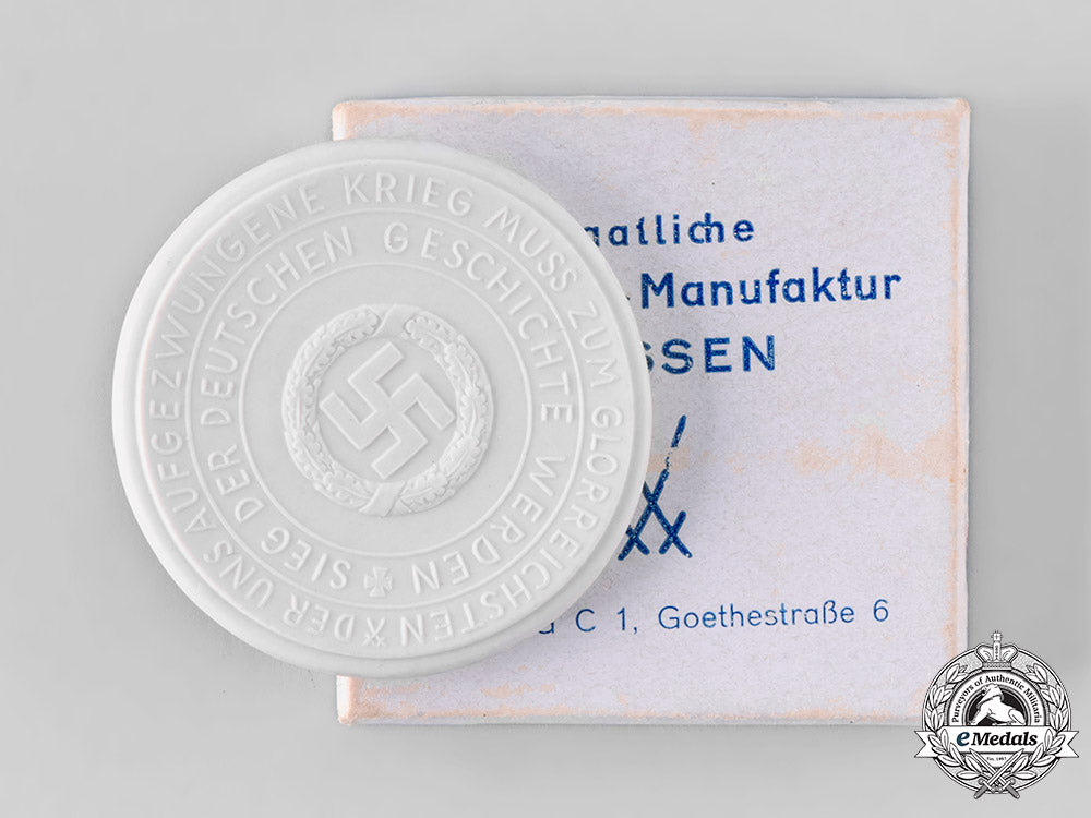 germany,_third_reich._a1940_surrender_of_france_commemorative_porcelain_medallion,_with_case_tray209_2_lo_007_1_1