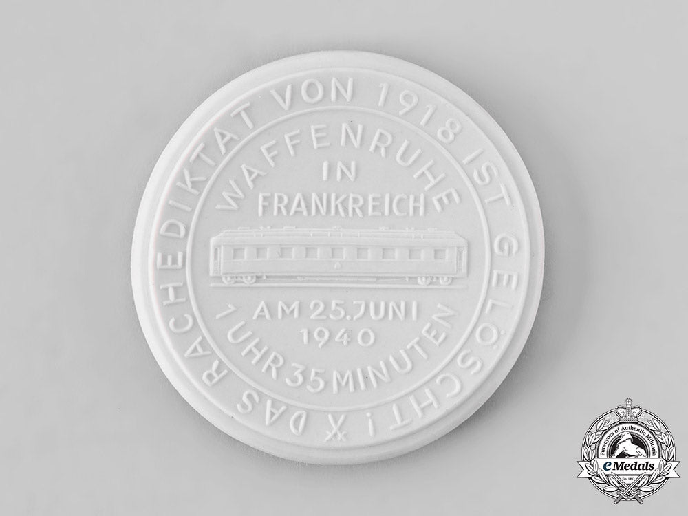 germany,_third_reich._a1940_surrender_of_france_commemorative_porcelain_medallion,_with_case_tray209_2_lo_009_1_1