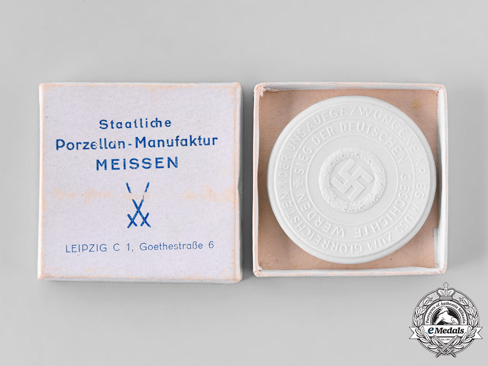germany,_third_reich._a1940_surrender_of_france_commemorative_porcelain_medallion,_with_case_tray209_2_lo_011_1_1