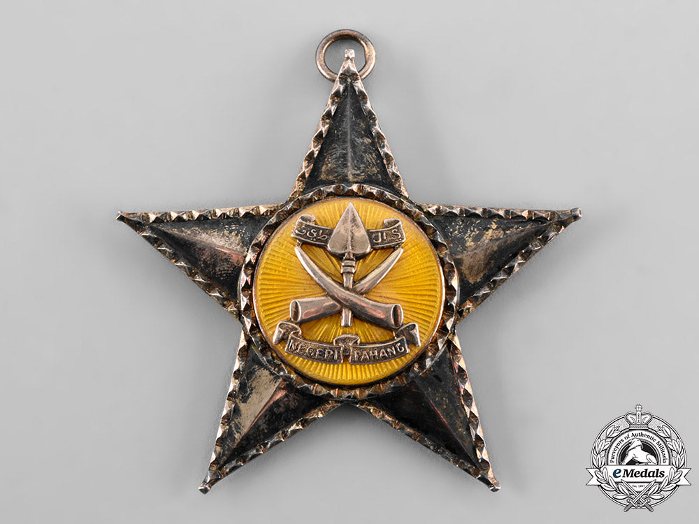 malaysia,_sultanate_of_pahang._an_esteemed_order_of_the_crown_of_pahang,_i_class_grand_knight_sash_badge,_c.1975_tray215_4_lo_201_1_1_1