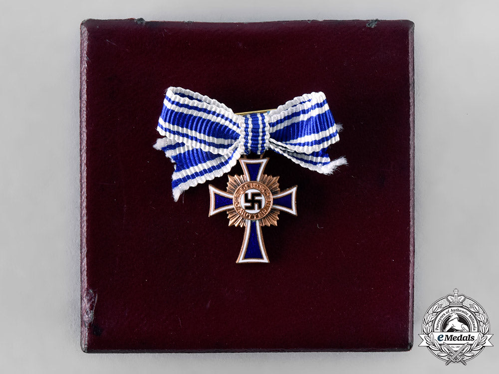 germany,_third_reich._an_honour_cross_of_the_german_mother,_bronze_grade_miniature_with_case,_by_gustav_brehmer_tray3_4_lo_027