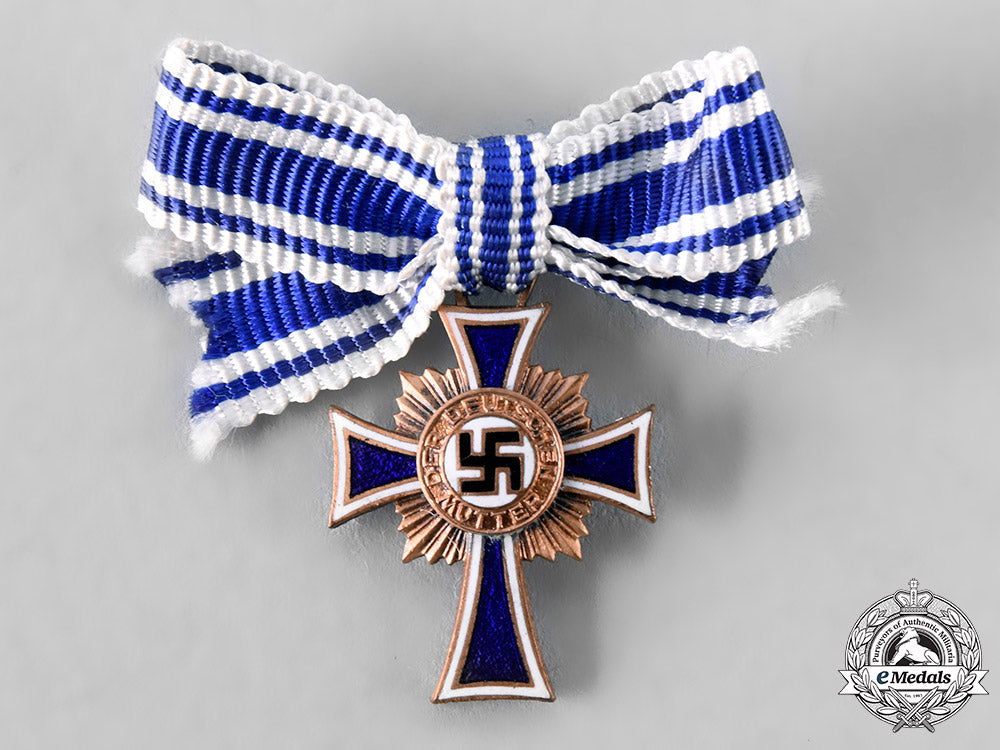 germany,_third_reich._an_honour_cross_of_the_german_mother,_bronze_grade_miniature_with_case,_by_gustav_brehmer_tray3_4_lo_028