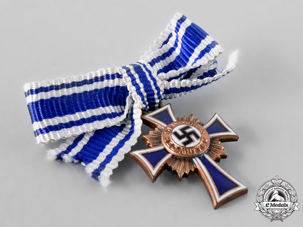germany,_third_reich._an_honour_cross_of_the_german_mother,_bronze_grade_miniature_with_case,_by_gustav_brehmer_tray3_4_lo_030
