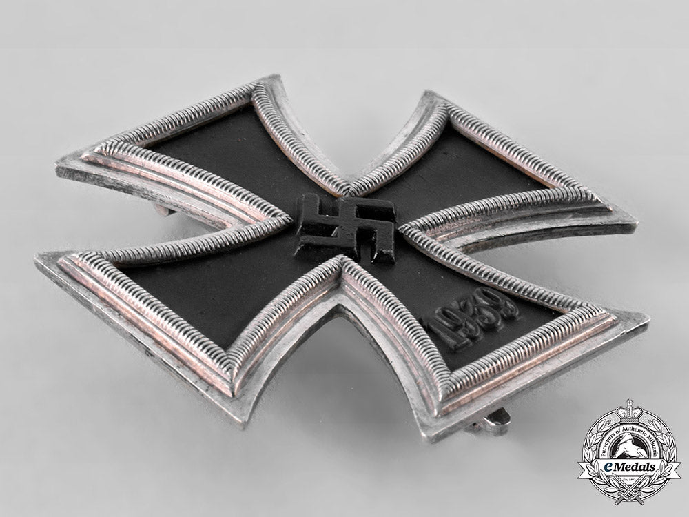 germany,_wehrmacht._a1939_iron_cross_i_class,_with_case_tray49_2_lo_052