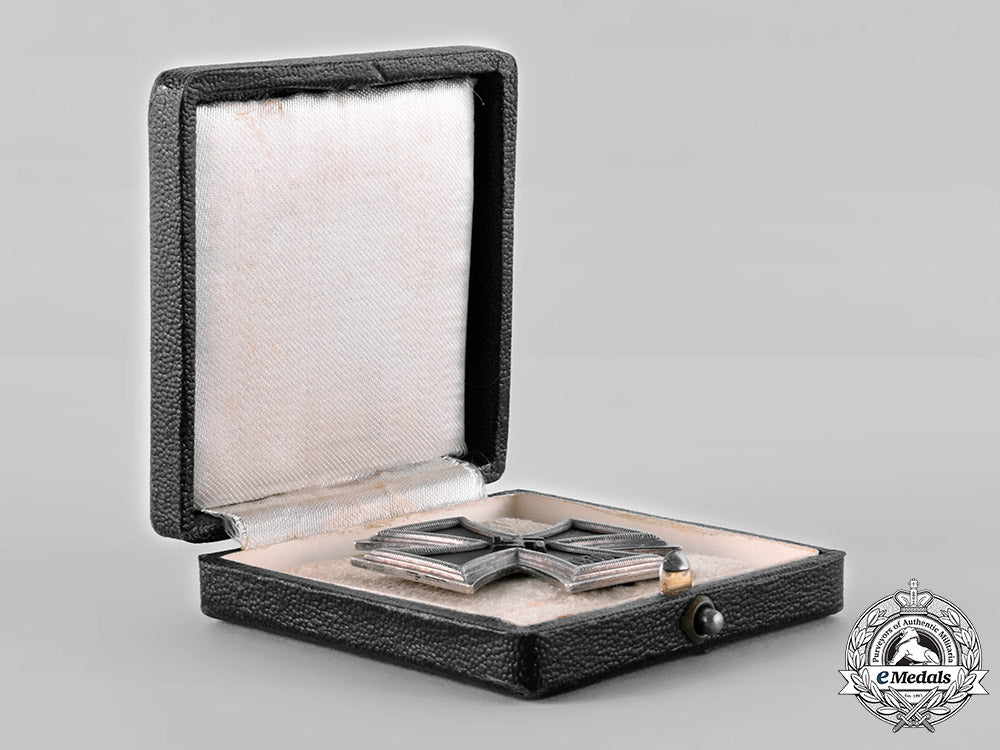 germany,_wehrmacht._a1939_iron_cross_i_class,_with_case_tray49_2_lo_055