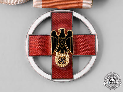 germany,_drk._a_german_red_cross_medal,_with_case,_by_gebrüder_godet&_co._tray513_lo_024_1