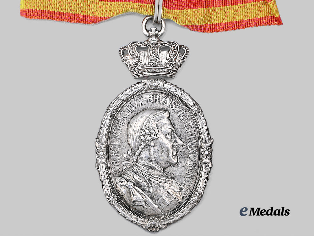 braunschweig,_duchy._a_decoration_for_art_and_science,_i_i_class_with_crown,_published_example_from_the_karsten_klingbeil_collection_e_medals__g62650_3