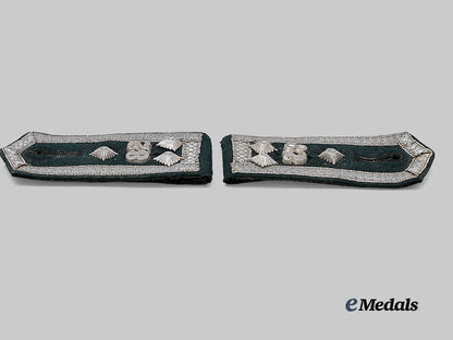 germany,_heer._a_set_of_infanterie-_regiment82_stabsfeldwebel_shoulder_straps,_first_pattern_e_medals__g62890_4