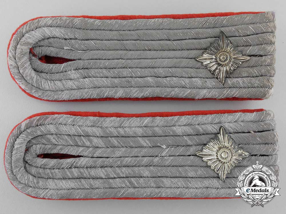 a_set_of_german_army_oberleutnant_artillery_shoulder_boards_u_106