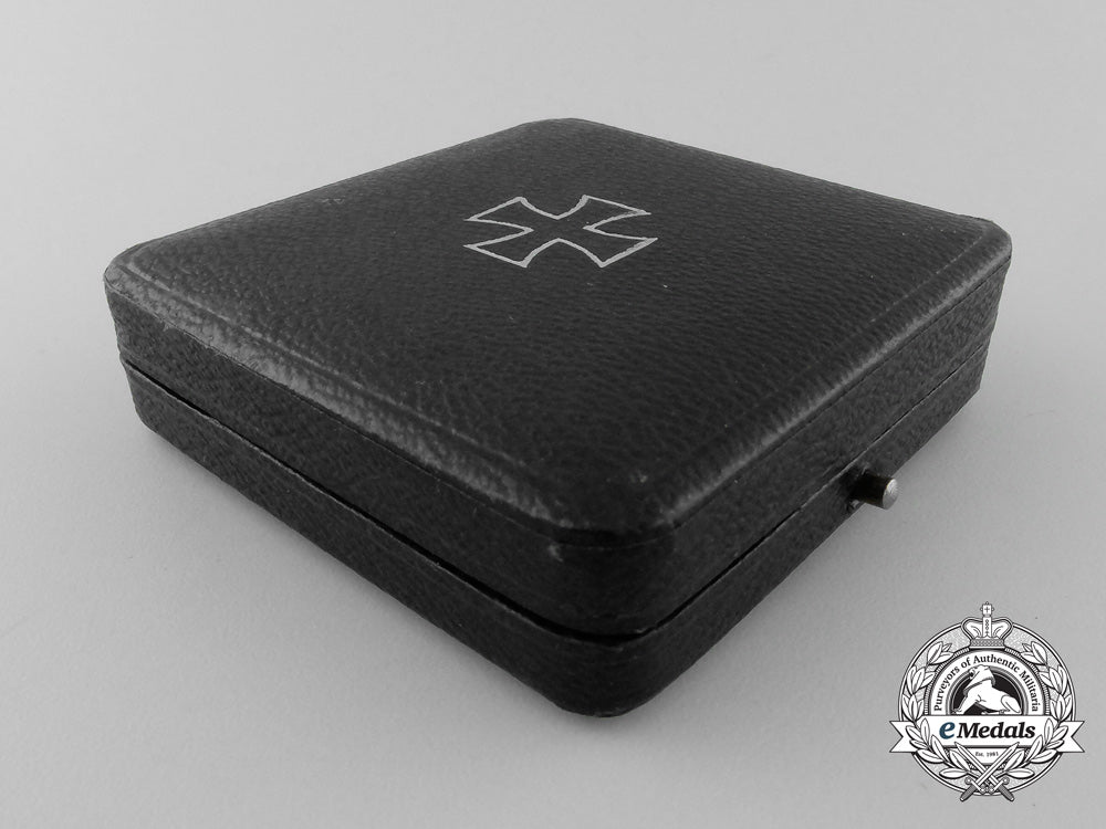 an_iron_cross_first_class1939_with_case_v_959