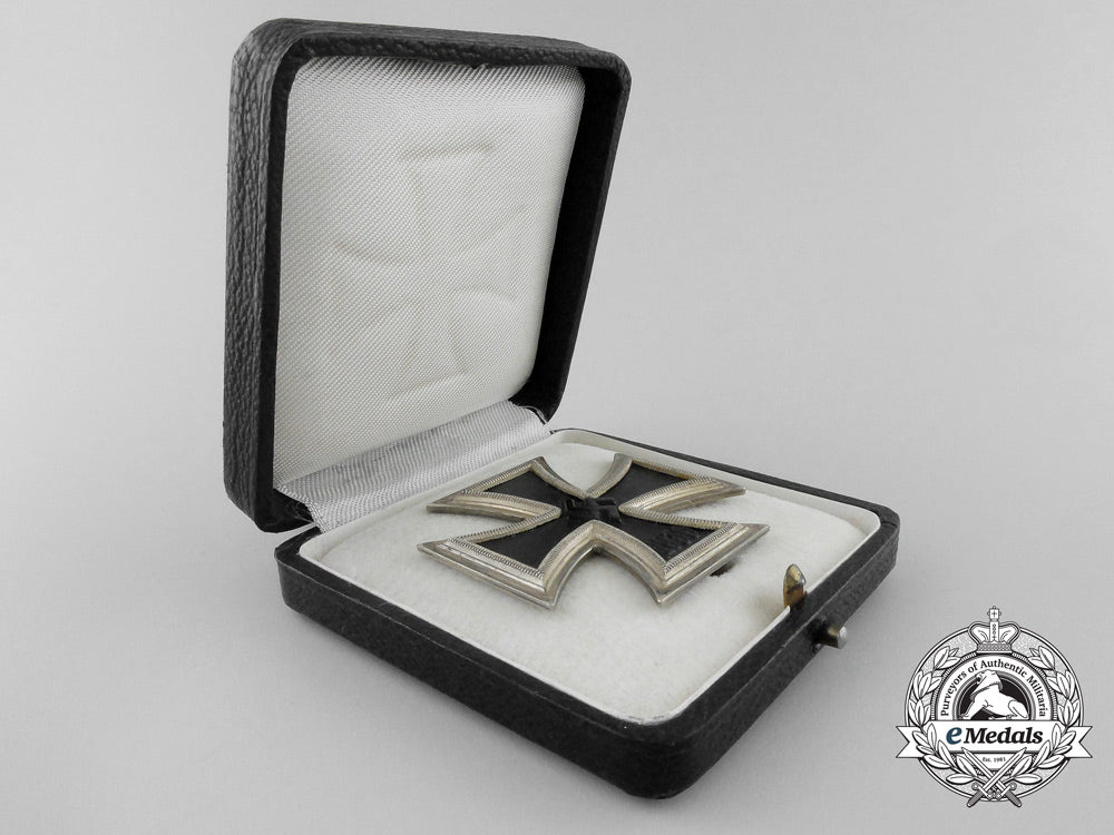an_iron_cross_first_class1939_with_case_v_960