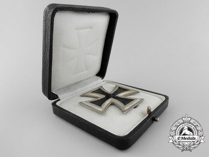 an_iron_cross_first_class1939_with_case_v_960