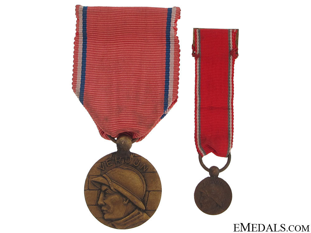 verdun_medal,_type_v,_fullsize_and_miniature,1916_verdun_medal__ty_510693ac843b9