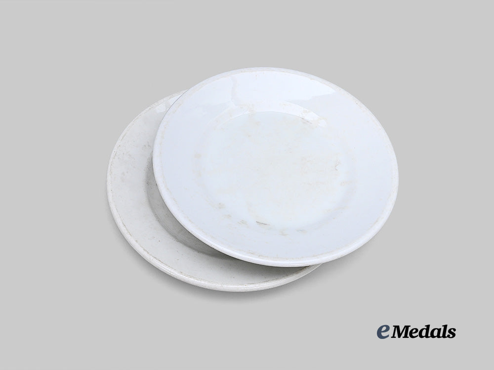 germany,_heer._a_pair_of_mess_hall_plates_e_medals__g62928_2