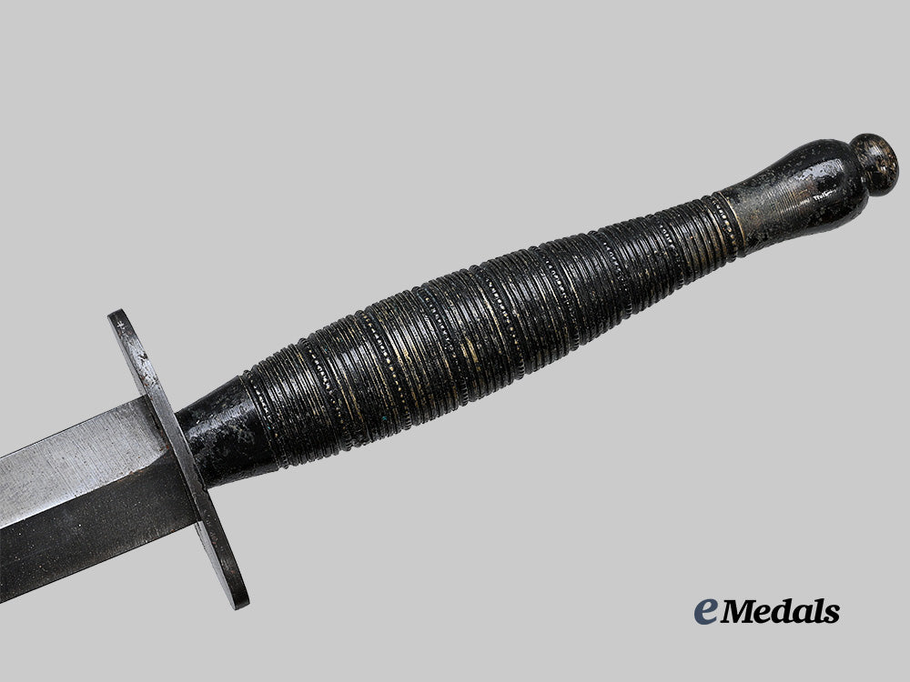 united_kingdom._a_fairbairn-_sykes_fighting_knife,_beaded_and_ringed_model,_broad_arrow_export_example_e_medals__g_b8633_7