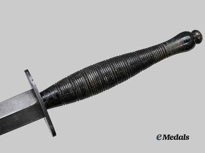 united_kingdom._a_fairbairn-_sykes_fighting_knife,_beaded_and_ringed_model,_broad_arrow_export_example_e_medals__g_b8633_7