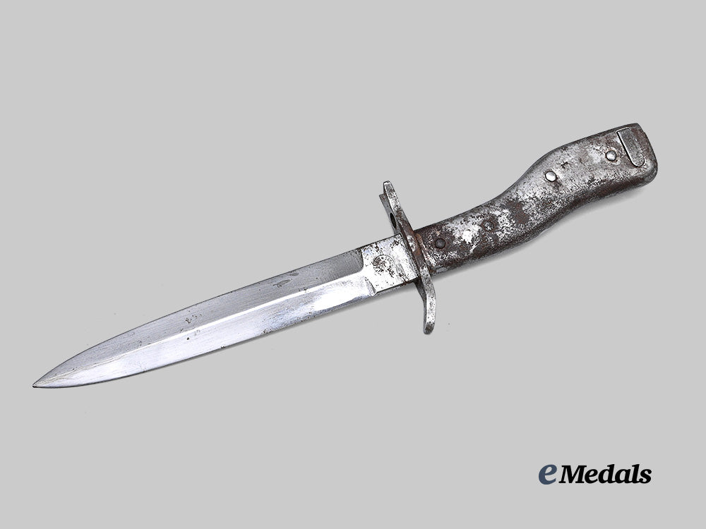 germany,_imperial._a_crank_handle_combination_bayonet_and_fighting_knife,_by_deutsche_maschinenfabrik_a_g_e_medals__g62705_4