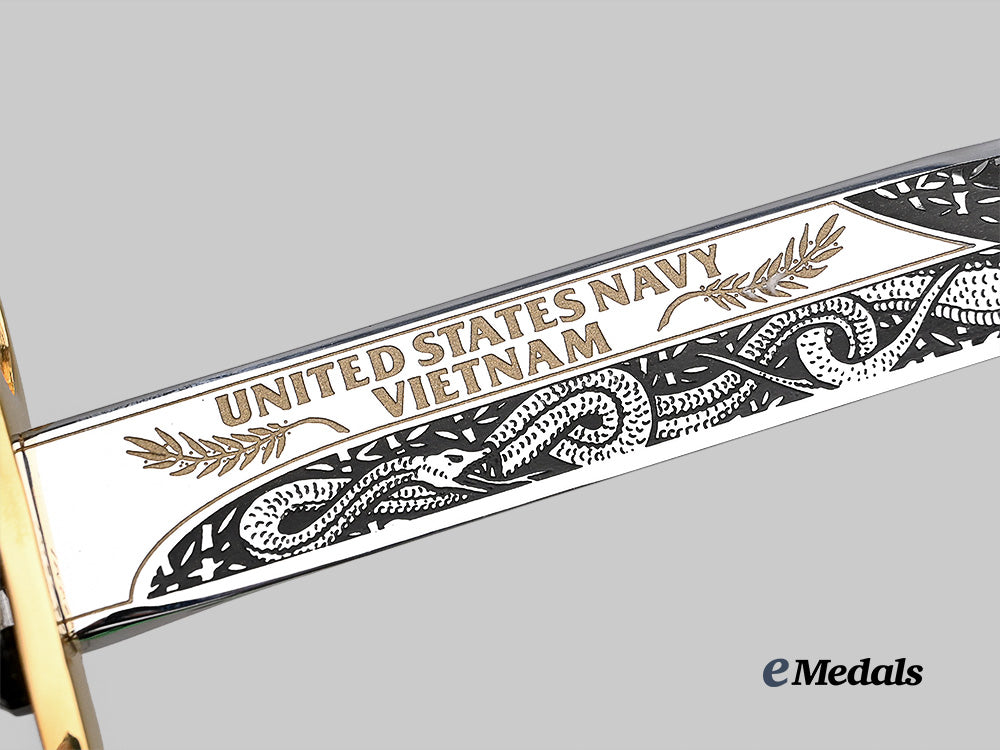 united_states._a_u._s_navy_vietnam_commemorative_bayonet_of_honour,_in_case_e_medals__w8472_11