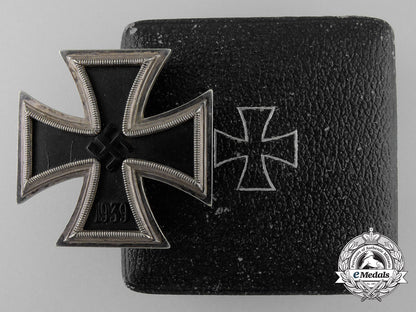 an1939_first_class_iron_cross;_marked26_with_case_x_524