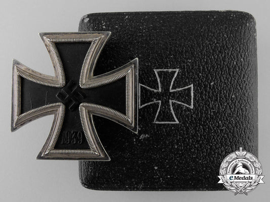 an1939_first_class_iron_cross;_marked26_with_case_x_524