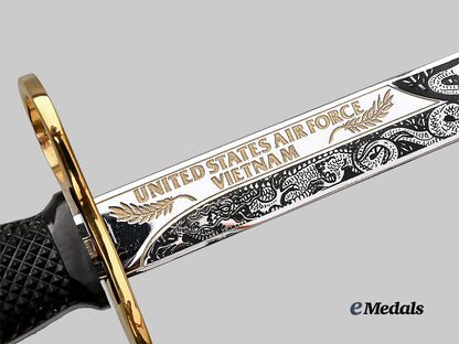 united_states._a_u._s_army_vietnam_commemorative_bayonet_of_honour,_in_case_e_medals__w8470_12