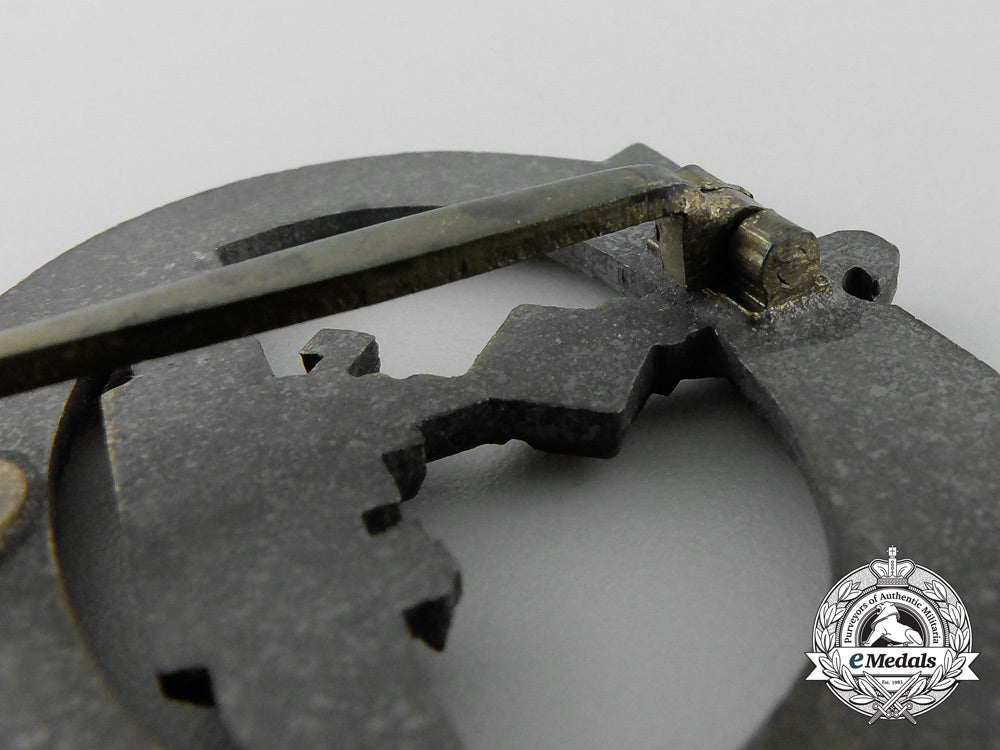 a_kriegmarine_submarine_war_badge;_unmarked_z_223