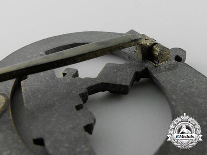 a_kriegmarine_submarine_war_badge;_unmarked_z_223